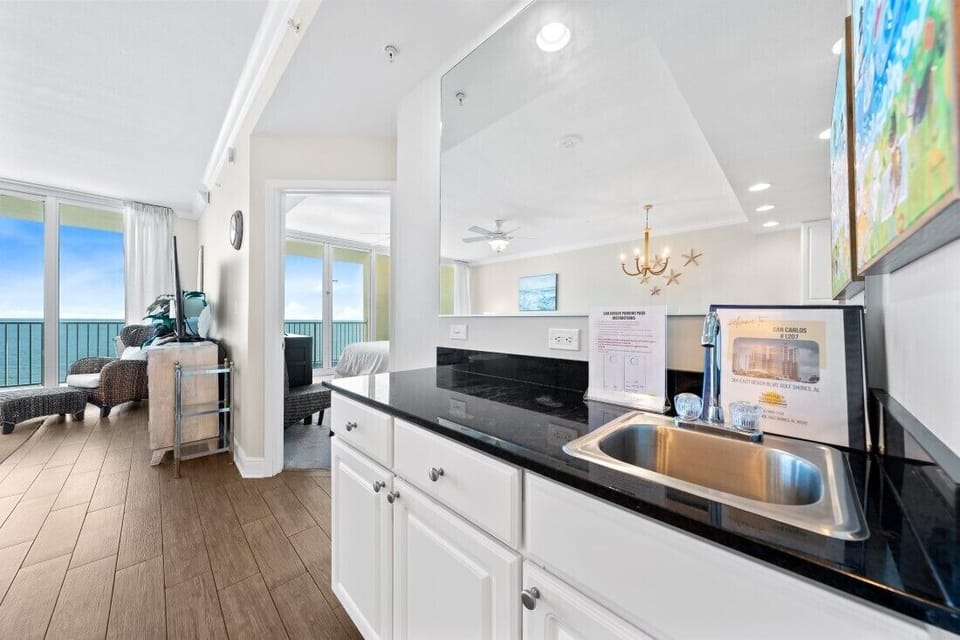 8  San Carlos 1207 Dining Area