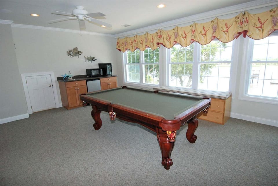 421 SHOR Upper Level Recreation Area