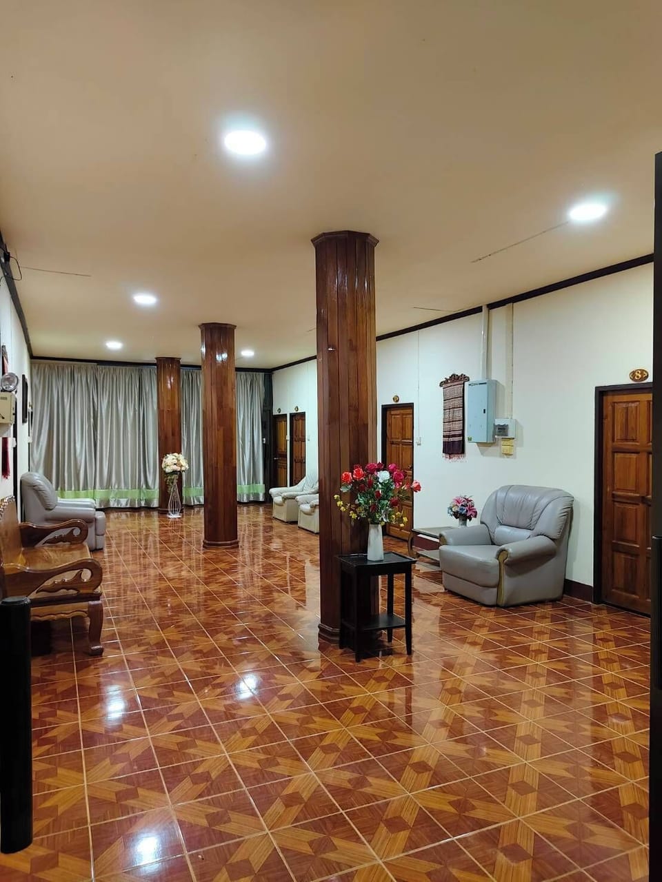 Standard Room | Living area | 32-inch flat-screen TV with cable channels, TV