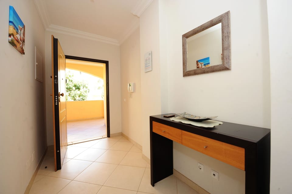 Master Bedroom ensuite.
Bathtub/Shower + toilet + bidet.