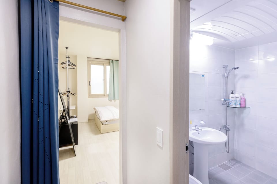 Basic Single Room | Blackout drapes, soundproofing, free WiFi, bed sheets