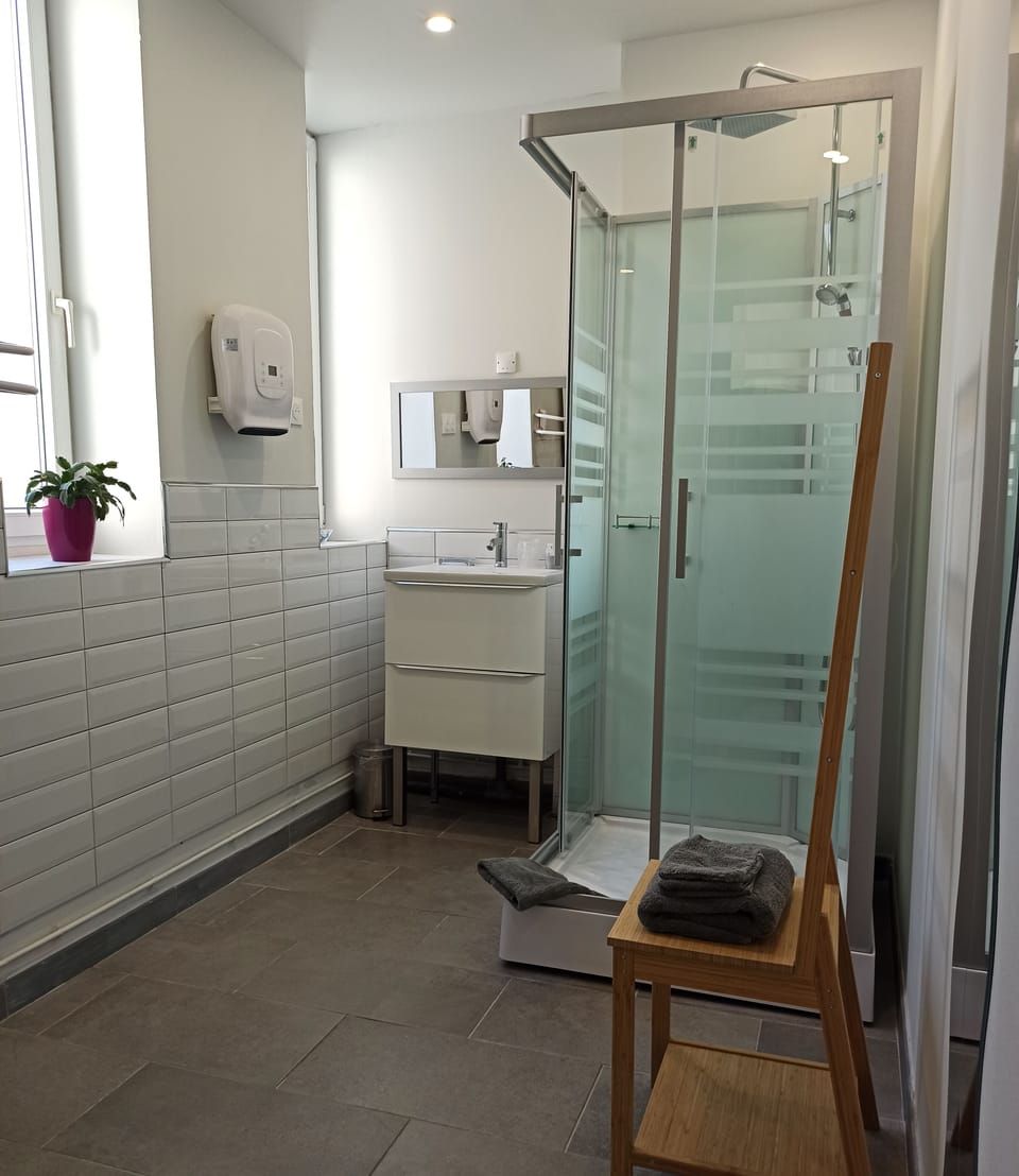 Shower, rainfall showerhead, free toiletries, hair dryer