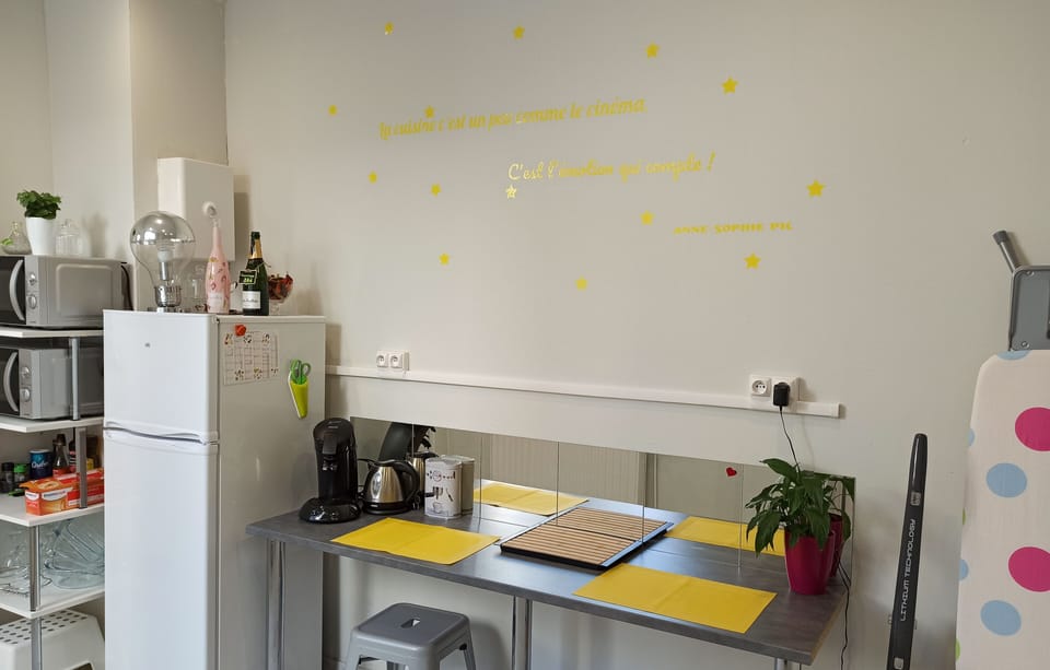 Full-size fridge, microwave, oven, stovetop