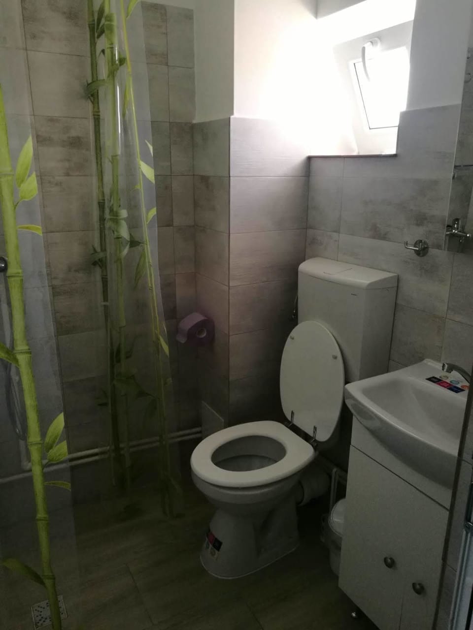 5 bedrooms, premium bedding, down comforters, memory foam beds