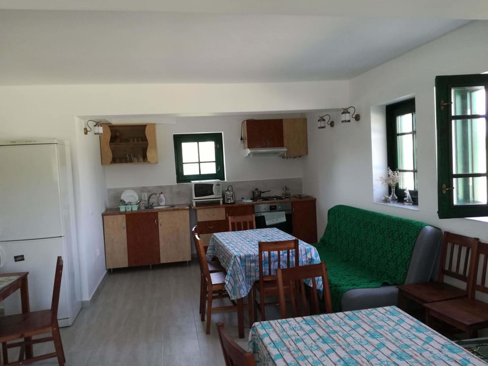 Deluxe Room, 1 Double Bed | Shared kitchen | Full-size fridge, microwave, oven, stovetop