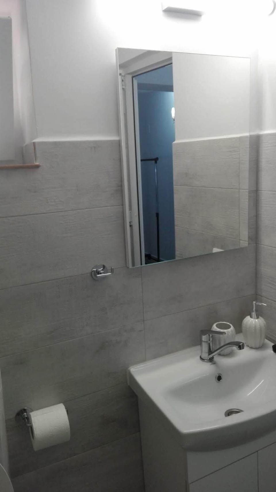 Deluxe Room, 1 Double Bed | Bathroom | Shower, rainfall showerhead, slippers, towels