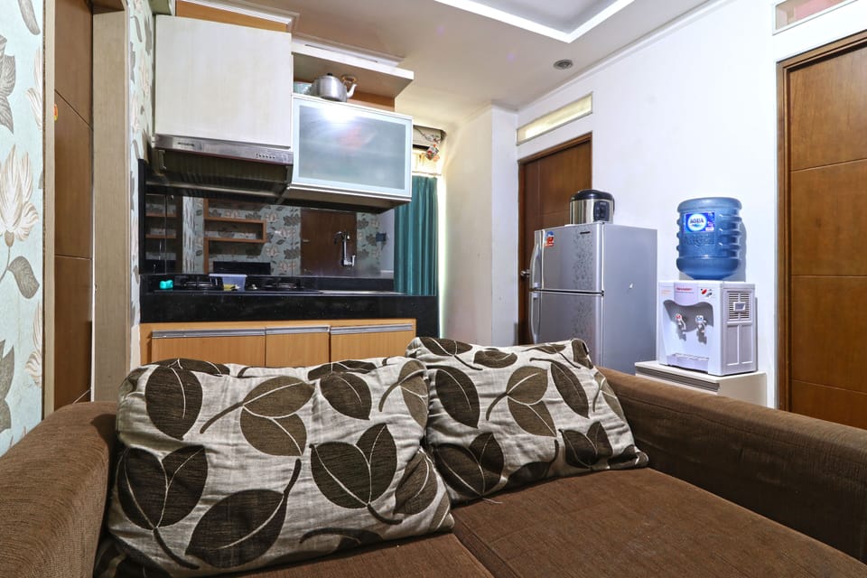 32-inch LCD TV with satellite channels, TV