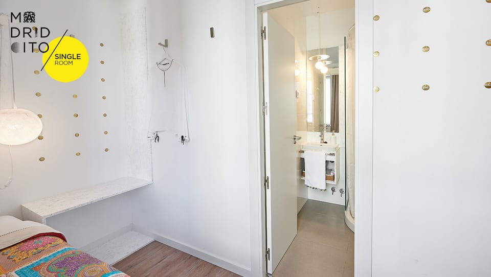 Single Room | Bathroom | Shower, free toiletries, hair dryer, towels