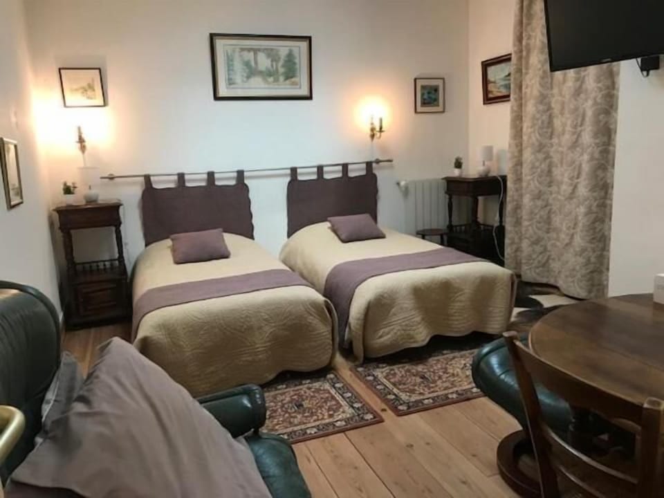 Double or Twin Room, 2 Twin Beds (2 Petite Champagne) | Individually decorated, individually furnished, iron/ironing board