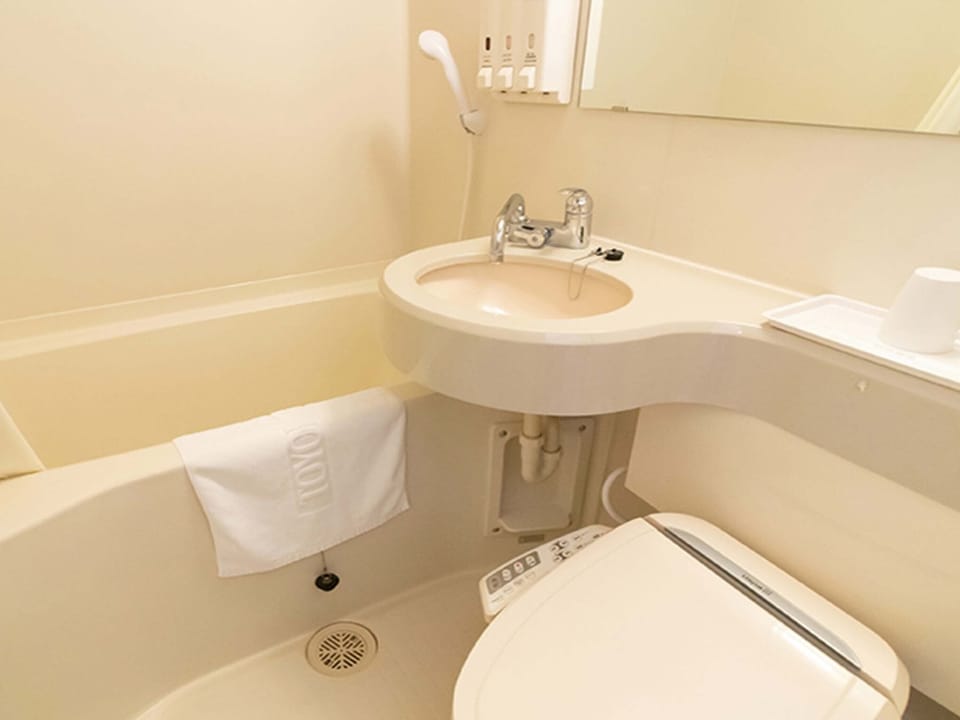 Combined shower/tub, deep soaking tub, free toiletries, hair dryer
