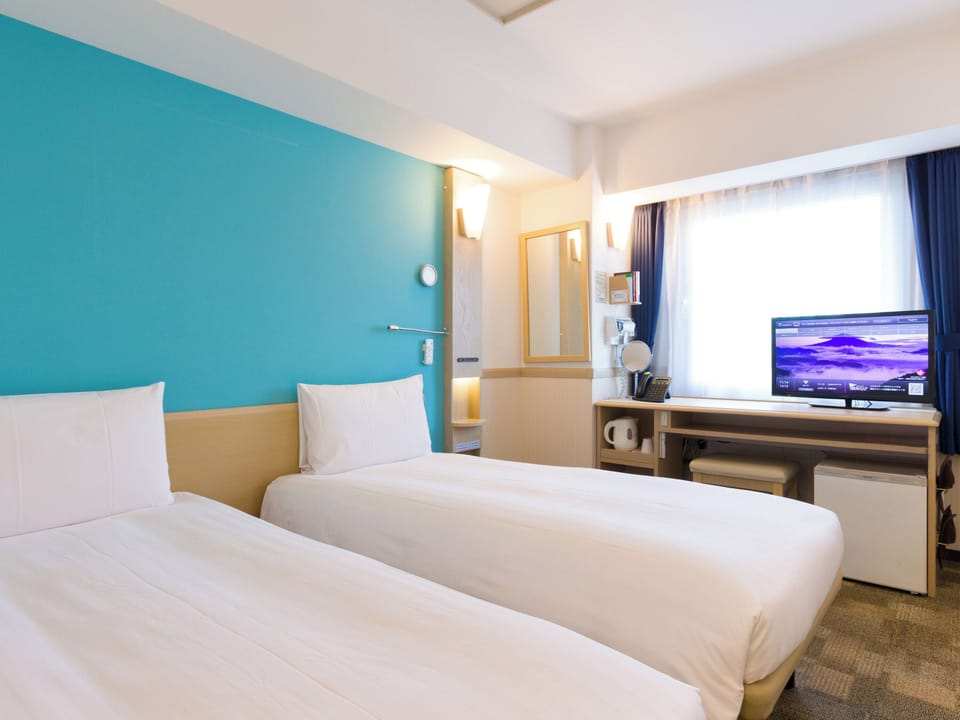 Desk, iron/ironing board, WiFi, bed sheets