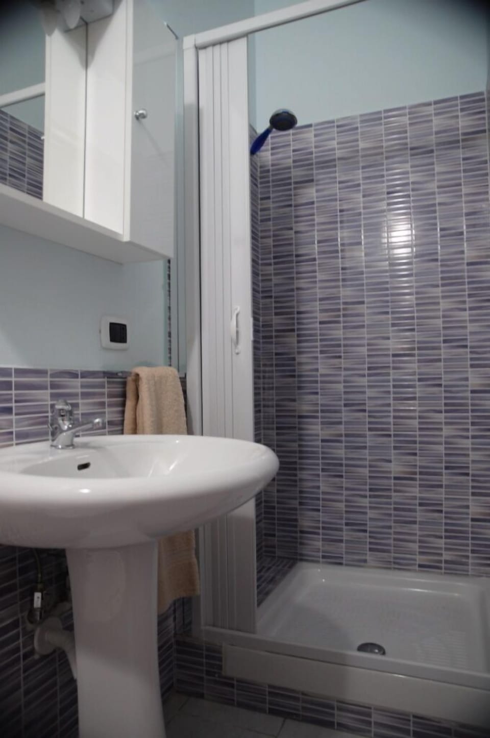 Standard Double Room | Bathroom | Shower, free toiletries