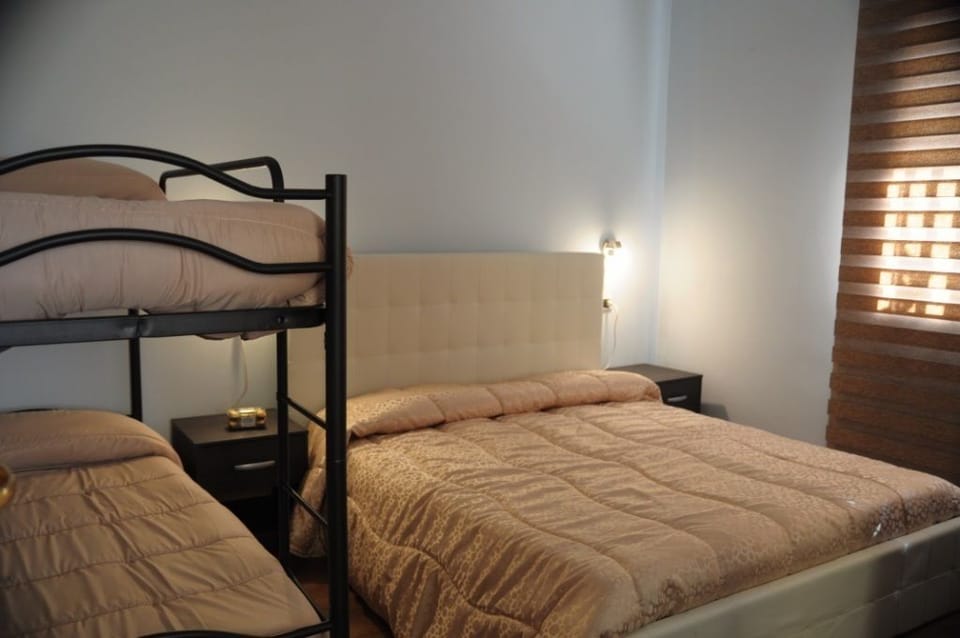 Family Room | Minibar, desk, free WiFi