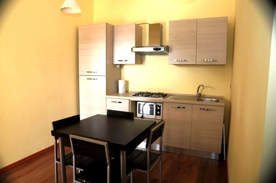 Full-size fridge, microwave, stovetop, cookware/dishes/utensils