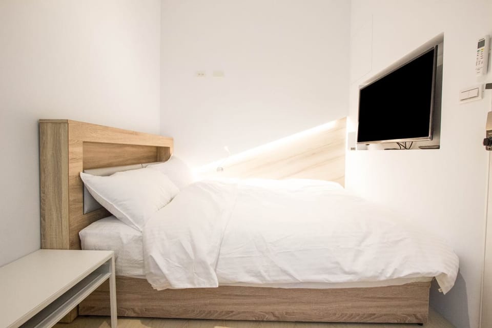 Economy Double Room | Premium bedding, in-room safe, laptop workspace, soundproofing