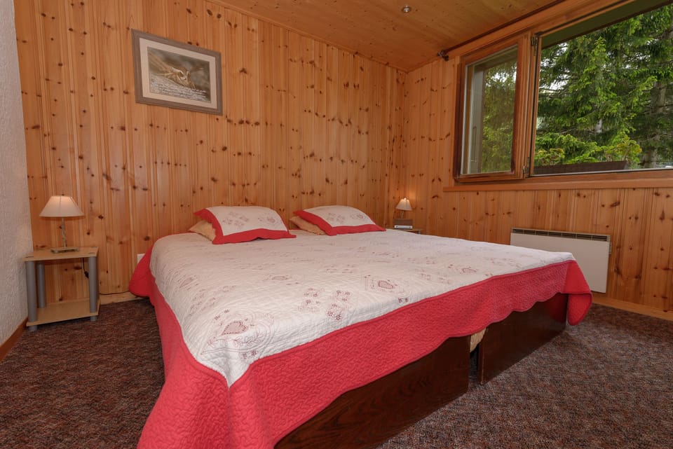 In-room safe, desk, free cribs/infant beds, bed sheets