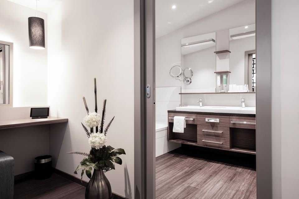 Deluxe Suite | Bathroom | Shower, hair dryer, bathrobes, slippers