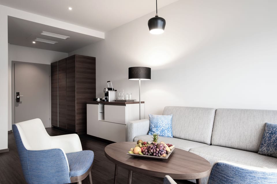 Deluxe Suite | 1 bedroom, premium bedding, in-room safe, soundproofing