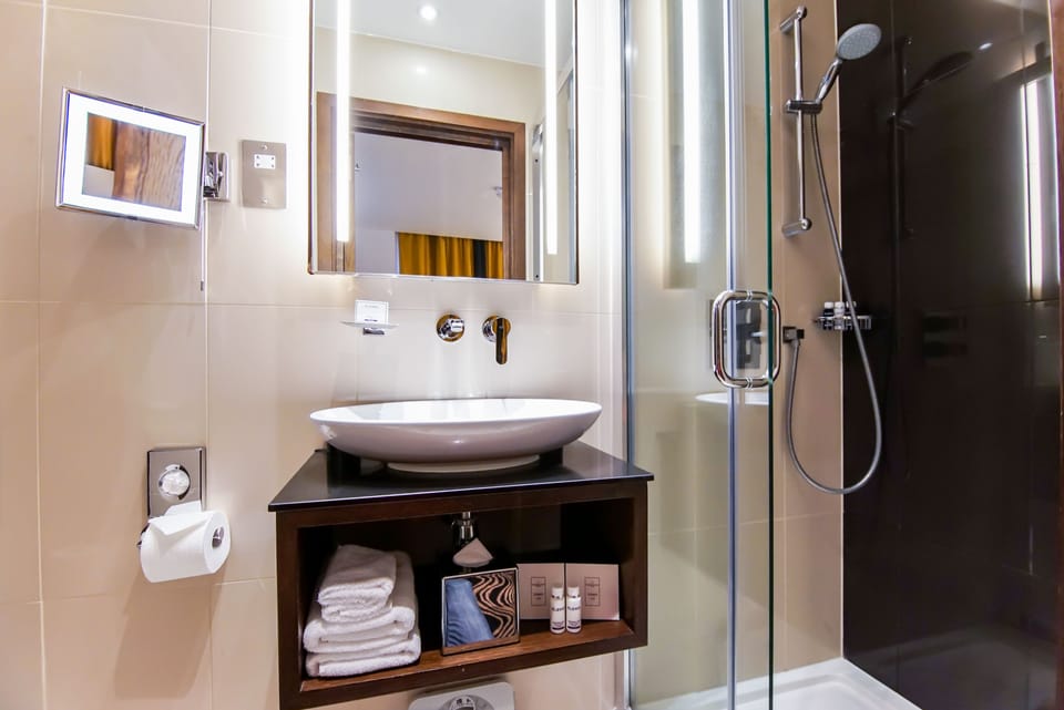 Twin Room | Bathroom | Hair dryer, towels
