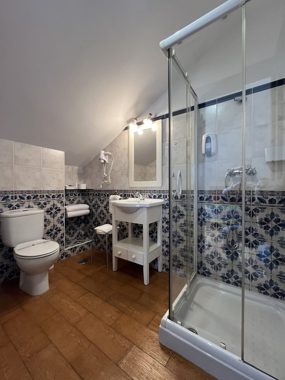Basic Double or Twin Room, 1 Double or 2 Twin Beds | Bathroom | Shower, rainfall showerhead, free toiletries, hair dryer