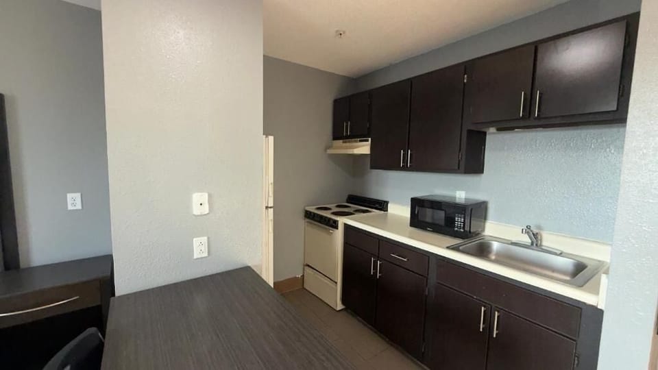 Basic Room, 1 Queen Bed, Non Smoking | Private kitchen | Fridge, microwave, oven, stovetop