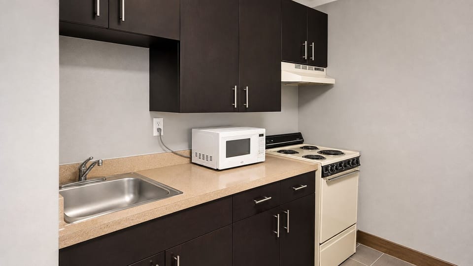 Basic Room, 1 Queen Bed, Non Smoking | Private kitchen | Fridge, microwave, oven, stovetop