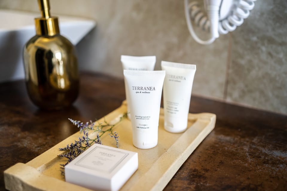 Matrimonial Room | Bathroom | Free toiletries, hair dryer, towels