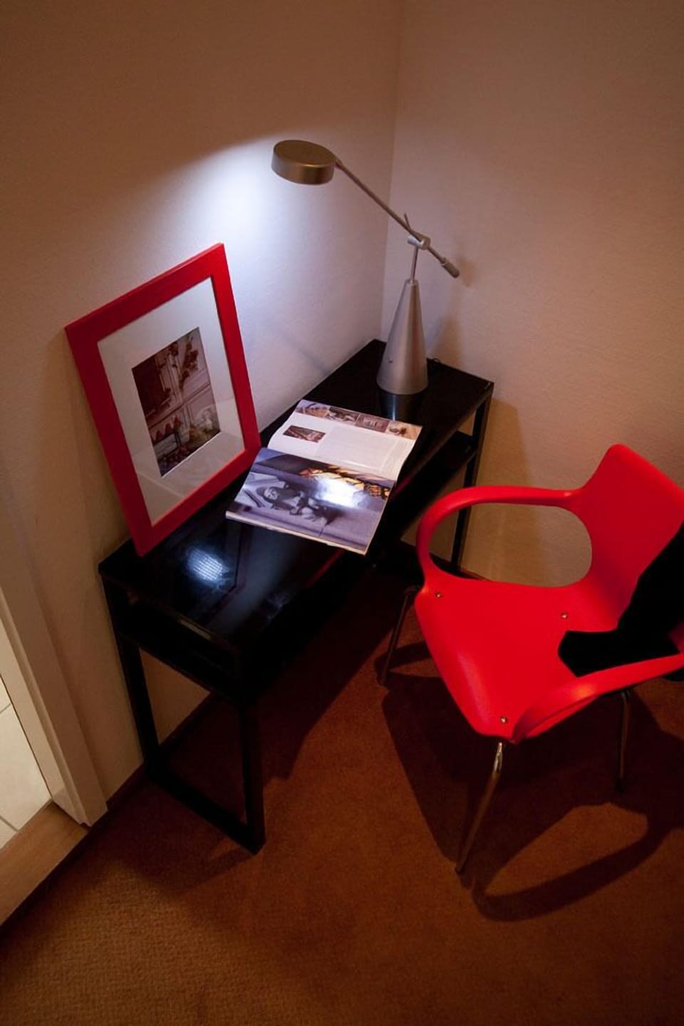 Premium bedding, desk, soundproofing, WiFi (free)