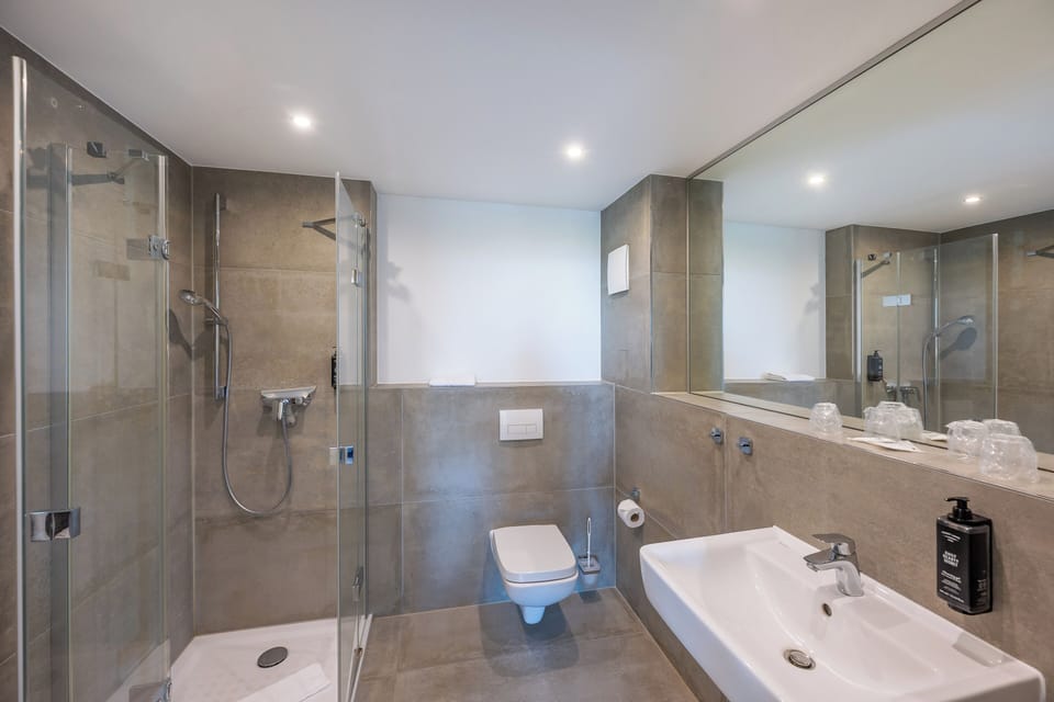 Familien Zimmer mit Terrasse & Meerblick | Bathroom | Shower, hair dryer, towels, soap