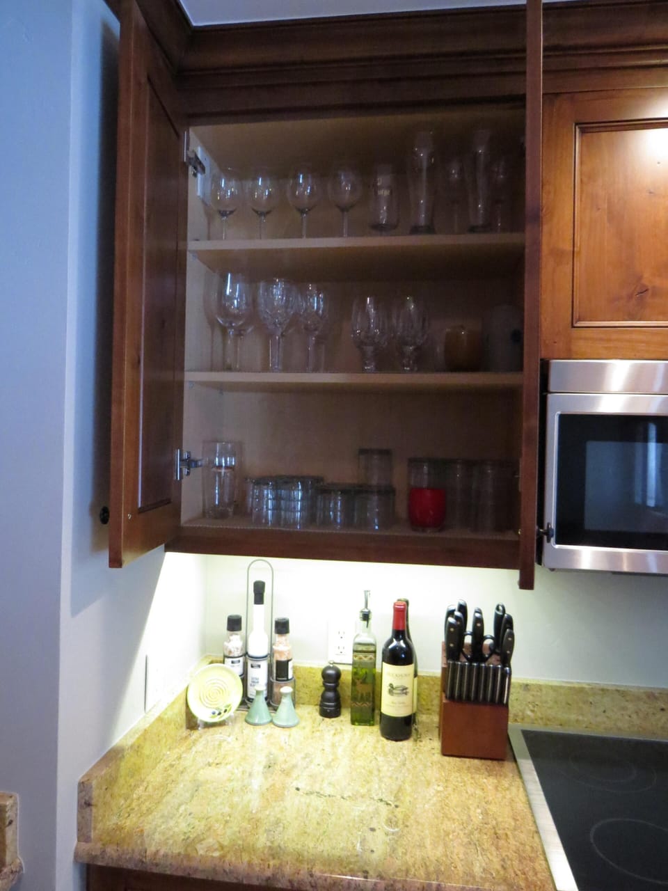 Full glassware including beer & wine glasses.