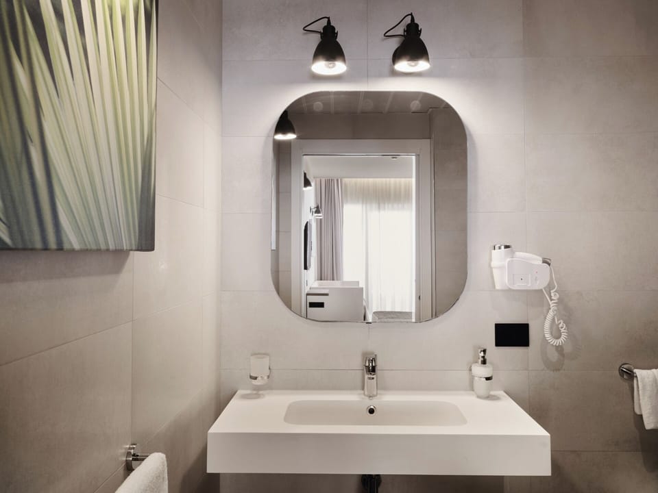 Superior Quadruple Room | Bathroom | Shower, rainfall showerhead, bidet, towels