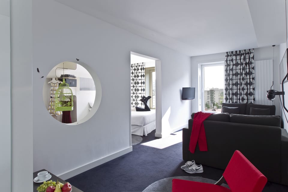 Junior Studio Suite | Living room | Flat-screen TV
