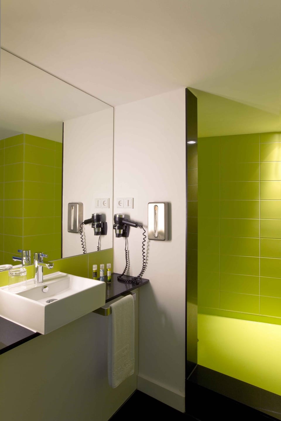 Standard Double Room Single Use | Bathroom | Shower, designer toiletries, hair dryer, towels