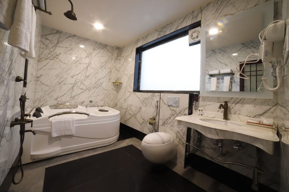 Semi Suite with Jacuzzi | Bathroom | Jetted tub, free toiletries, slippers, towels