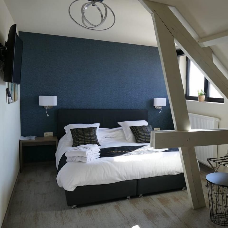 Double Room | Minibar, in-room safe, desk, laptop workspace