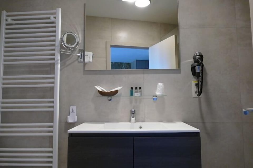 Double Room | Bathroom | Free toiletries, hair dryer, towels