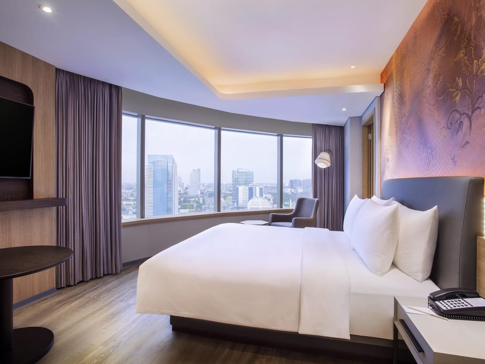 Executive Room, 1 Double Bed | Select Comfort beds, minibar, in-room safe, desk