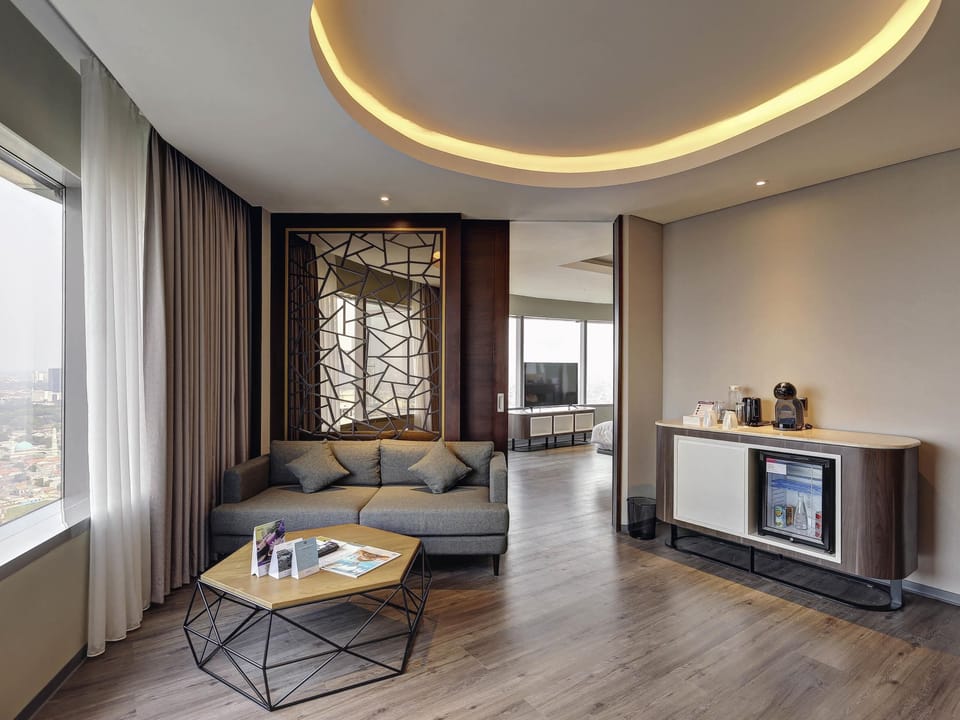 Executive Suite, 1 King Bed | Select Comfort beds, minibar, in-room safe, desk
