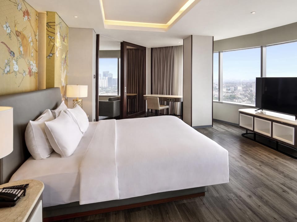 Executive Suite, 1 King Bed | Select Comfort beds, minibar, in-room safe, desk