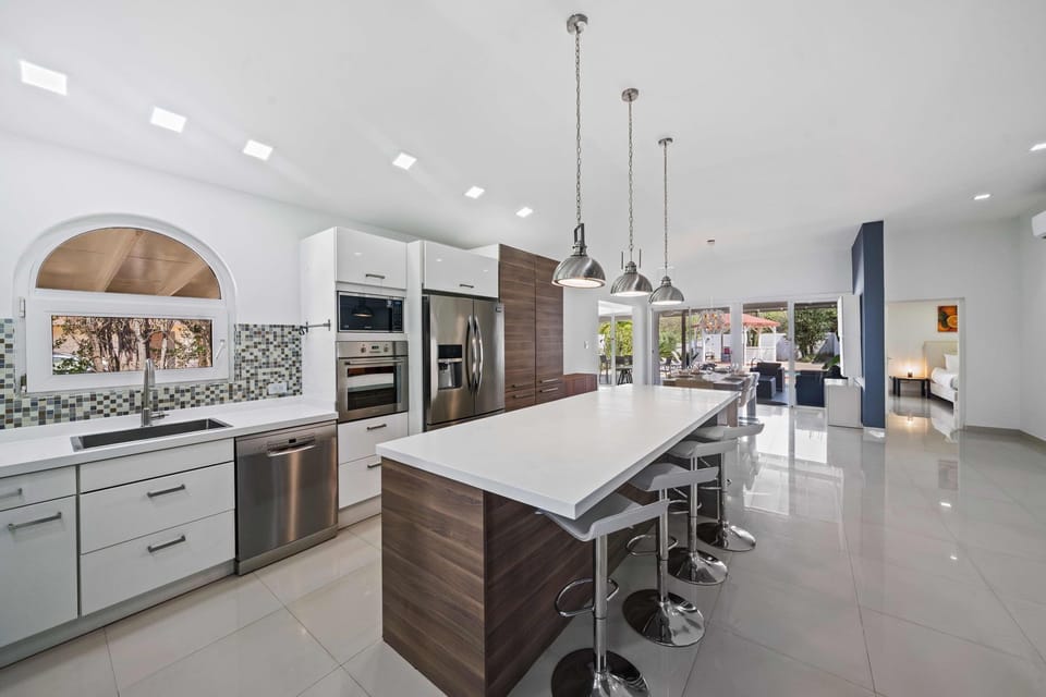 Kitchen with Modern Appliances and breakfast bar