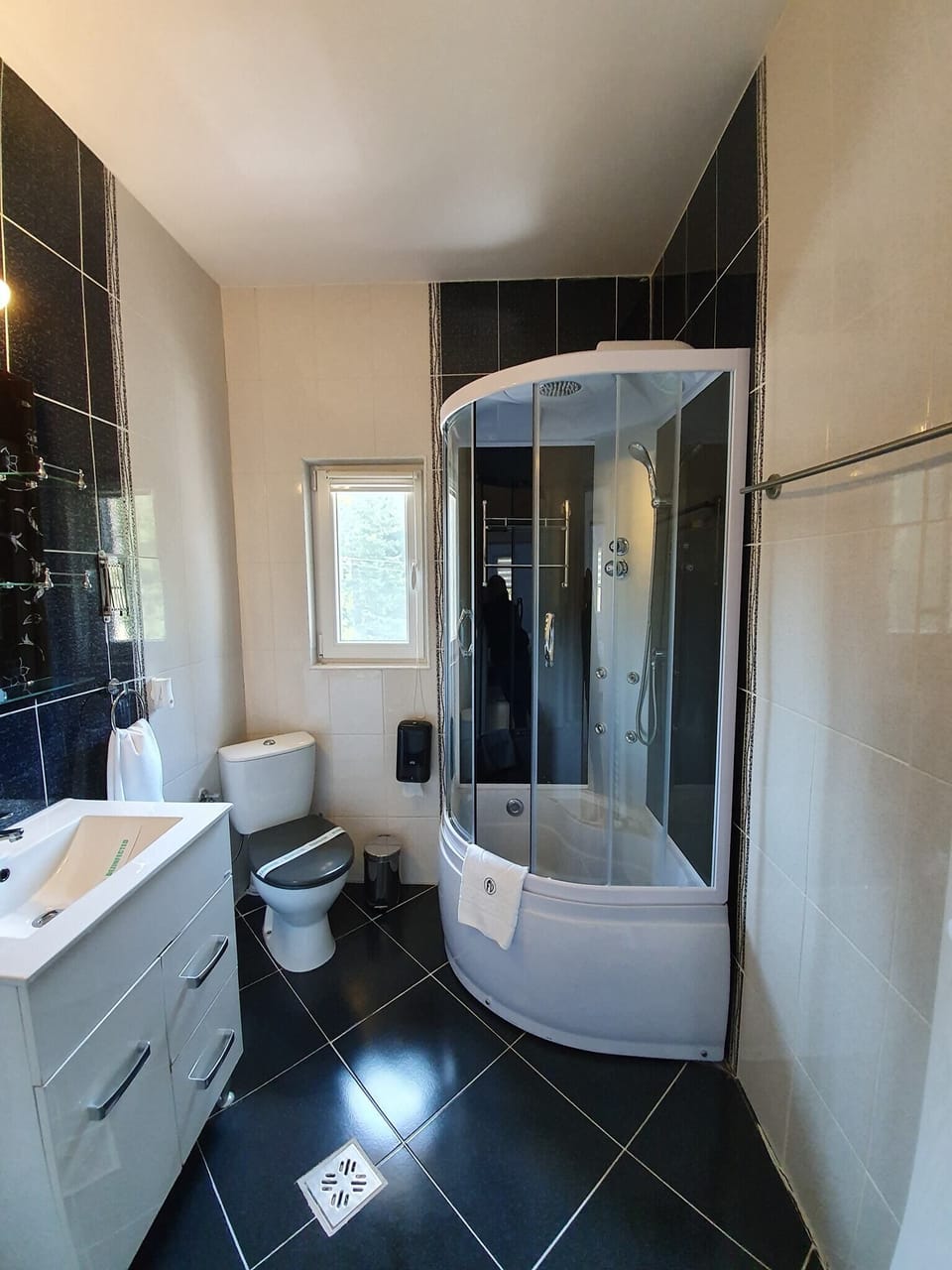 Family Villa | Bathroom | Shower, rainfall showerhead, free toiletries, bathrobes
