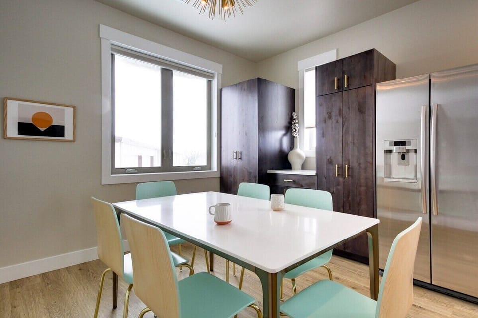 Full eat-in kitchen to cook gourmet meals or enjoy some local take-out!