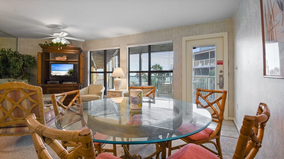 Sandpiper 5B Dining Area