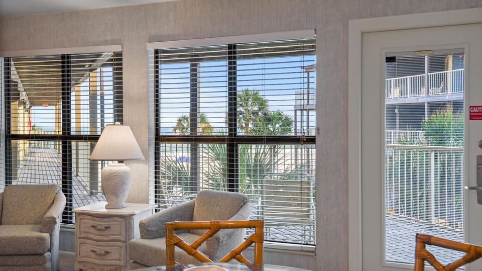 Sandpiper 5B Living Area