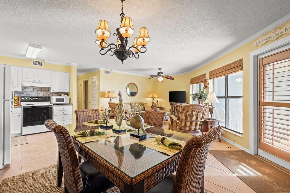 Sandpiper 6B Dining Area
