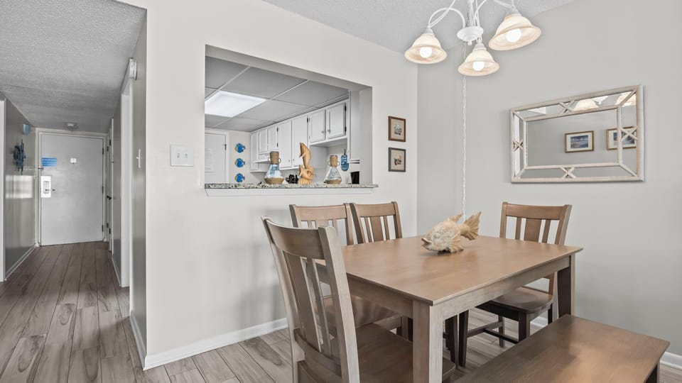 Gulf Tower 7C - Dining into Kitchen