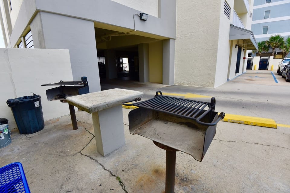 Gulf Tower Grilling area