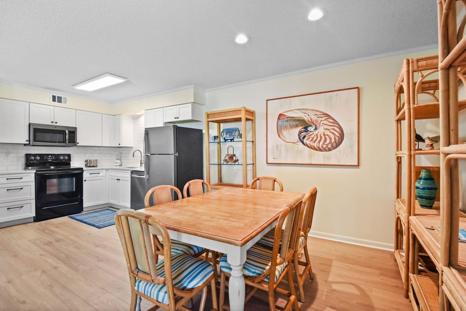 Sandpiper 14B Dining Area
