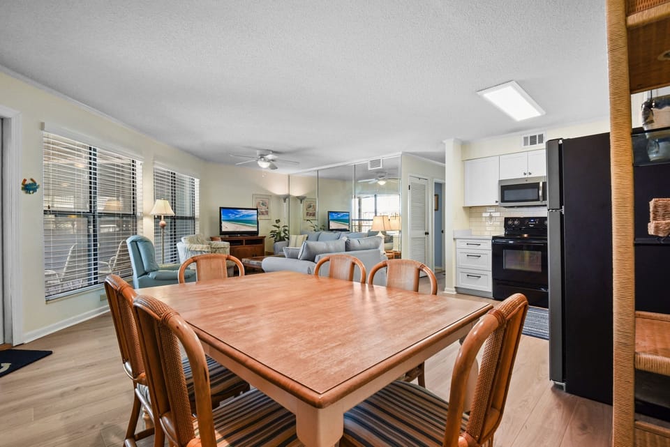 Sandpiper 14B Dining Area