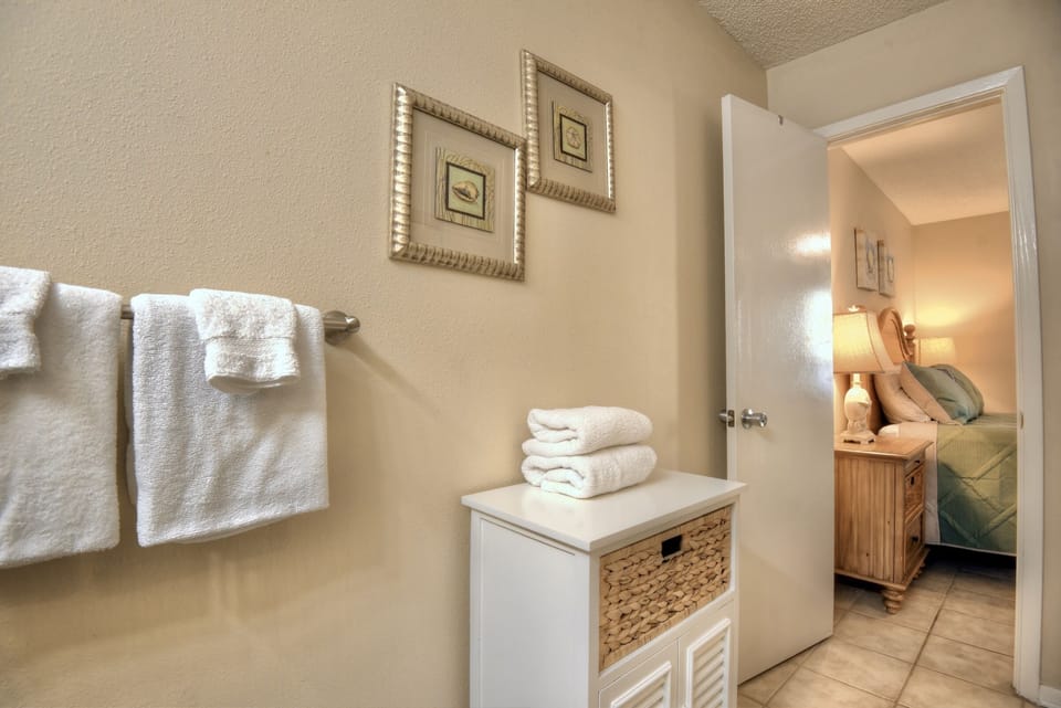 Sandpiper 2C Bathroom